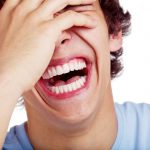۷ دلیل علمی که چرا باید بیشتر بخندیم