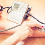 افراد از چه سنی باید فشار خون خود را اندازه گیری کنند؟