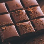 تاثیر مصرف شکلات تلخ بر بهبود عملکرد مغز و پوست